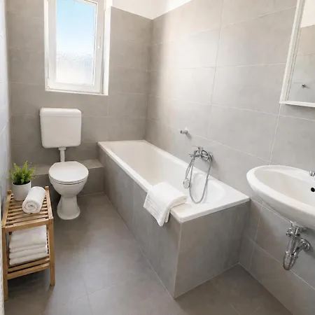 Apartamento Zentrumsnahe Mit Bequemen Boxspringbetten, Augestattete Kueche, Balkon, Self Check-in, Wifi *